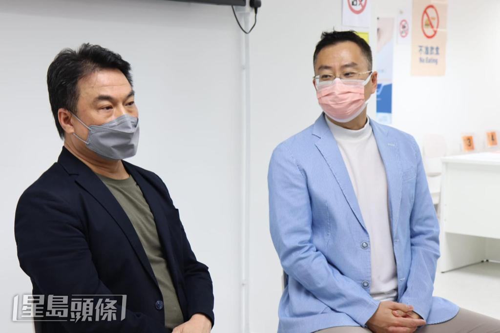 郭寶賢醫生（左）及何學工醫生（右）解釋同時接種的好處與風險。