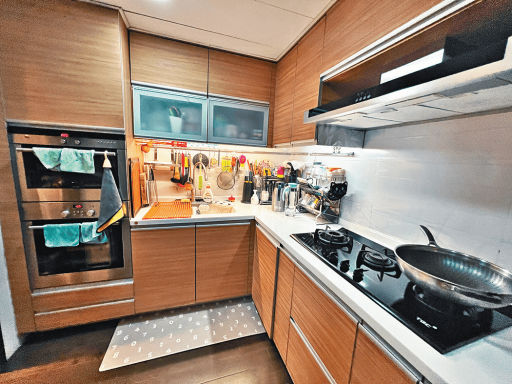 厨房齐备专业家电，更有充足收纳空间。