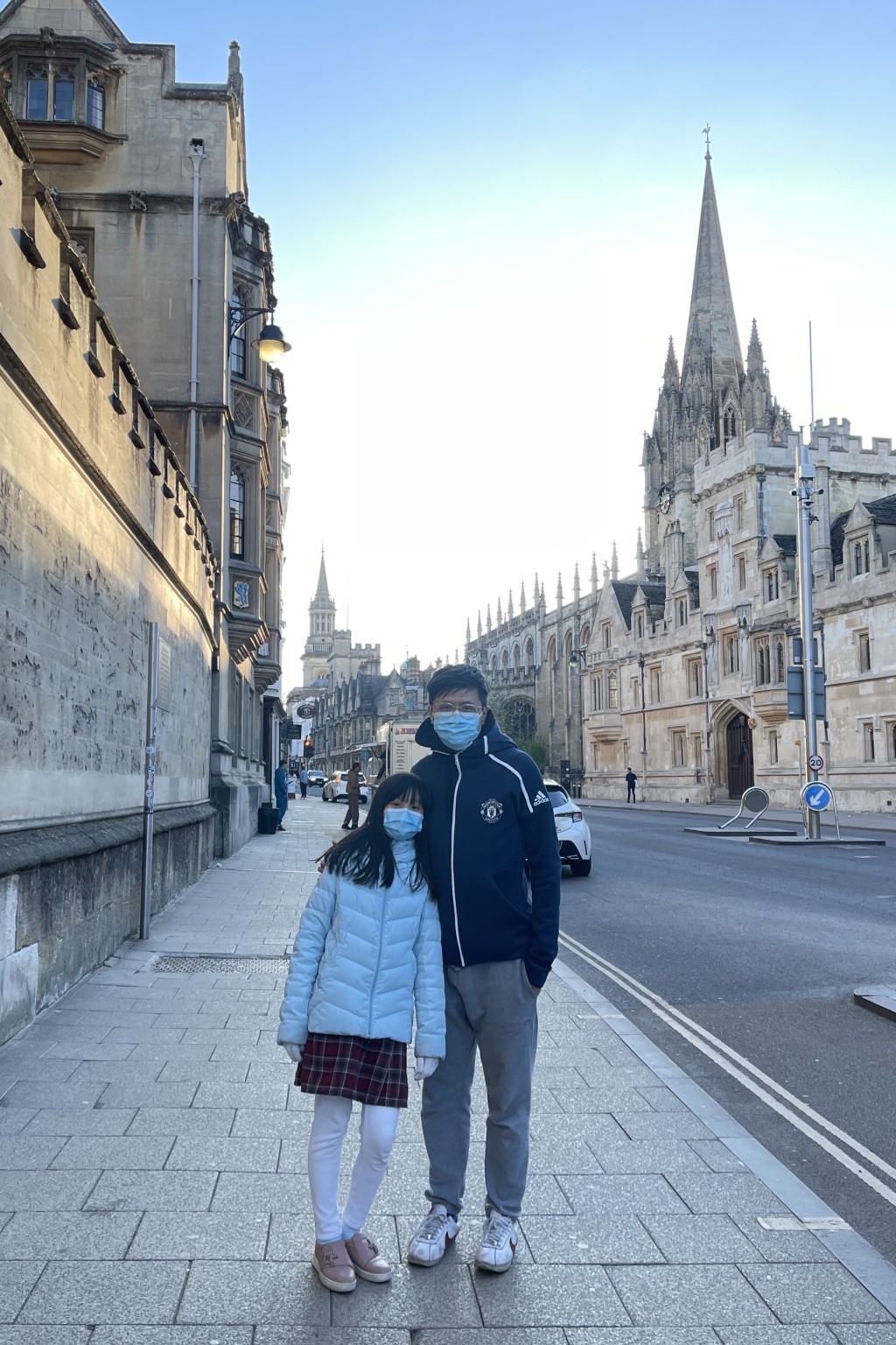 定居屈福特後,Nick與家人不時到英國其他城市旅遊。圖為他們到牛津遊覽。 定居屈福特後,Nick與家人不時到英國其他城市旅遊。圖為他們到牛津遊覽。
