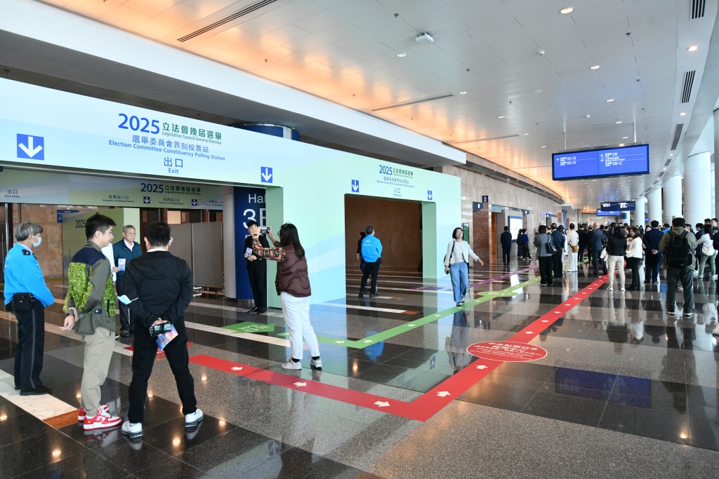 香港會議展覽中心選舉委員會界別投票站。 香港會議展覽中心選舉委員會界別投票站。