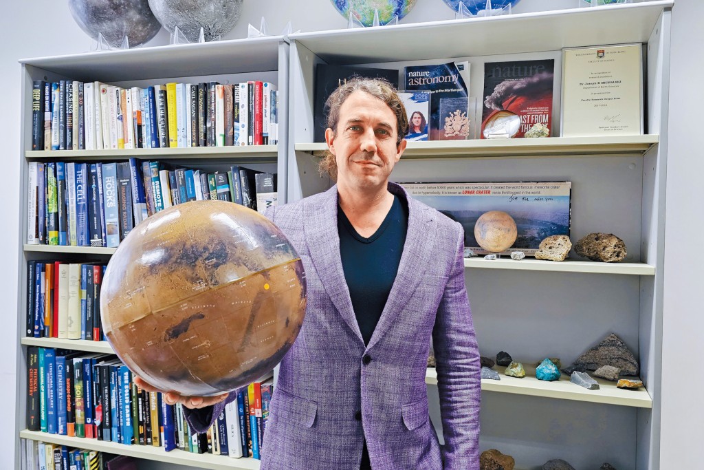 香港大學地球科學系副教授Joseph Ryan Michalski博士自幼便對太空、地質及地理充滿興趣，並以此作為畢生研究的主題。