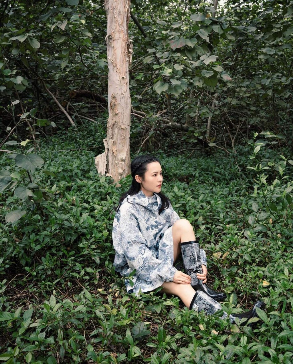 艺人岑乐怡以Aigle联乘巴黎国家自然历史博物馆系列防水斗篷/$2,280，配搭同系列橡胶靴/$1,180，塑造Total Look造型。（图片来源：lokyi_mui@Instagram）