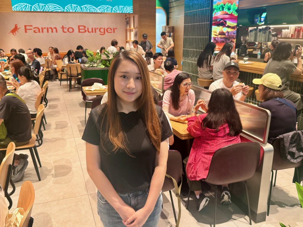 N+ BURGER 市場營銷經理陳慧恒指出,演唱會帶動人流與消費,生意增長約30%,開場前高峰更達60%;並透過增聘人手及延長營業時間把握商機。 N+ BURGER 市場營銷經理陳慧恒指出,演唱會帶動人流與消費,生意增長約30%,開場前高峰更達60%;並透過增聘人手及延長營業時間把握商機。