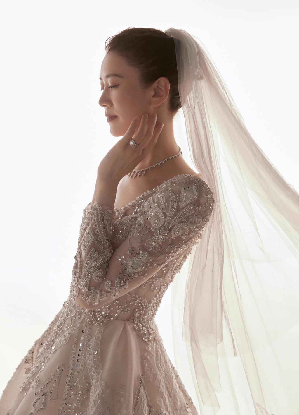袁咏仪日前披婚纱上台补办婚礼。