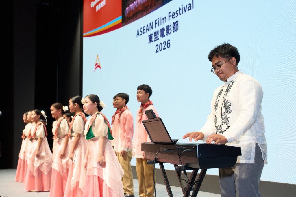 為慶祝電影與音樂的交融,羅博兒童合唱團(Loboc Children's Choir)於開幕電影《螢火蟲之歌》放映前獻唱。該電影講述了合唱團的勵志故事。 為慶祝電影與音樂的交融,羅博兒童合唱團(Loboc Children's Choir)於開幕電影《螢火蟲之歌》放映前獻唱。該電影講述了合唱團的勵志故事。