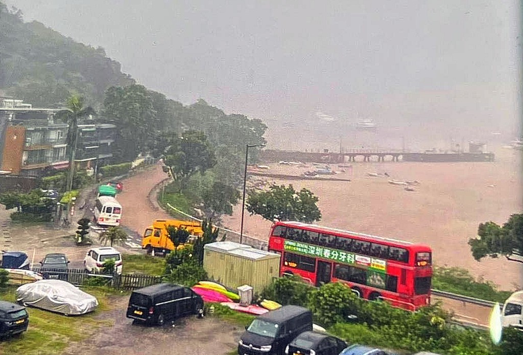 西貢大網仔路近早禾坑對開被水淹浸,交通阻塞。網上圖片 西貢大網仔路近早禾坑對開被水淹浸,交通阻塞。網上圖片