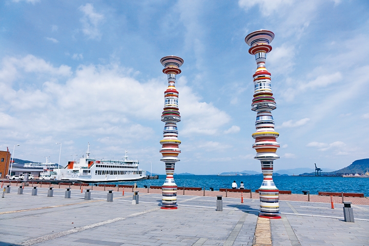 在高松港碼頭附近可看到名為《Liminal Air-core-》的大型藝術裝置。