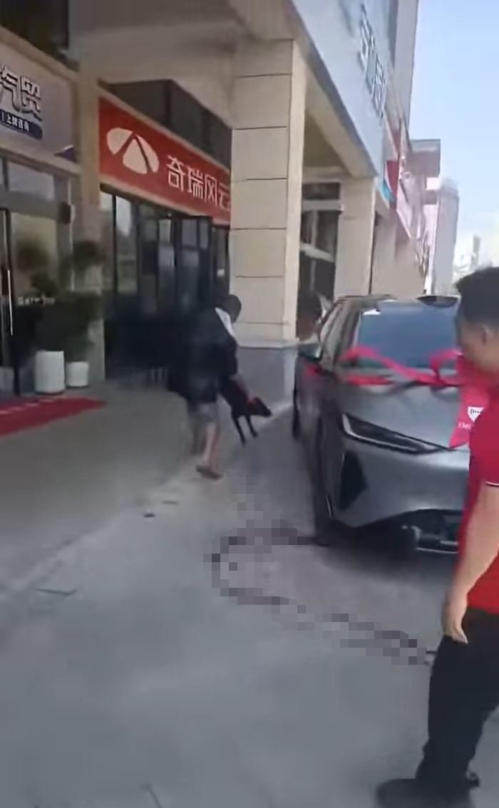 男子繞着新車疑灑上狗血。