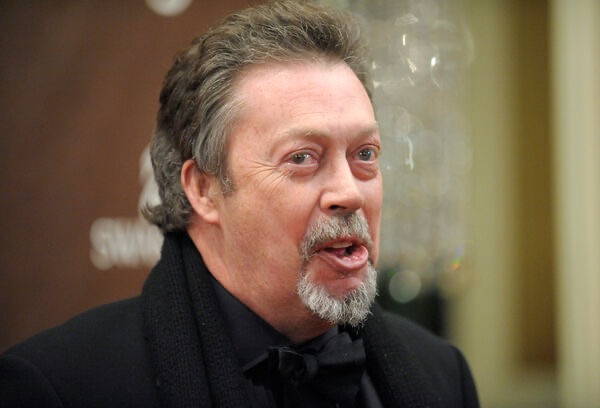 Tim Curry去年推出回憶錄提到自己仍不能走路。 Tim Curry去年推出回憶錄提到自己仍不能走路。
