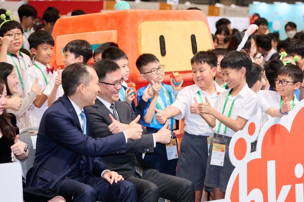 創新科技及工業局局長孫東，聯同香港創新基金主席暨信和集團主席黃永光及一眾嘉賓到場與學生交流，支持年輕發明家持續創新。嘉賓們亦欣見市民對航天及人形機械人展品興趣濃厚，反應熱烈。