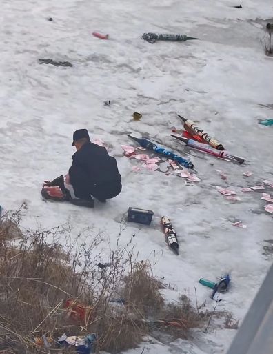 河堤上驚現大量「百元大鈔」。大風新聞