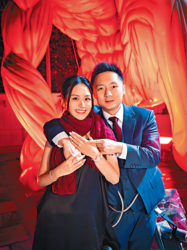 鍾培生向民建聯小花莊雅婷求婚成功。