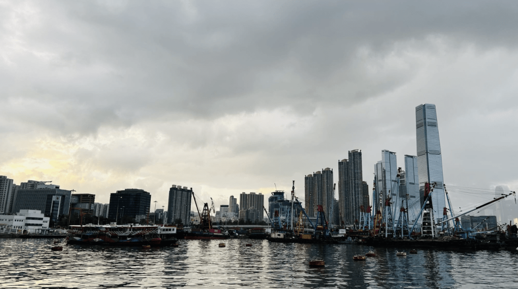 本港地區今日早上大致多雲，有幾陣驟雨。蔡楚輝攝