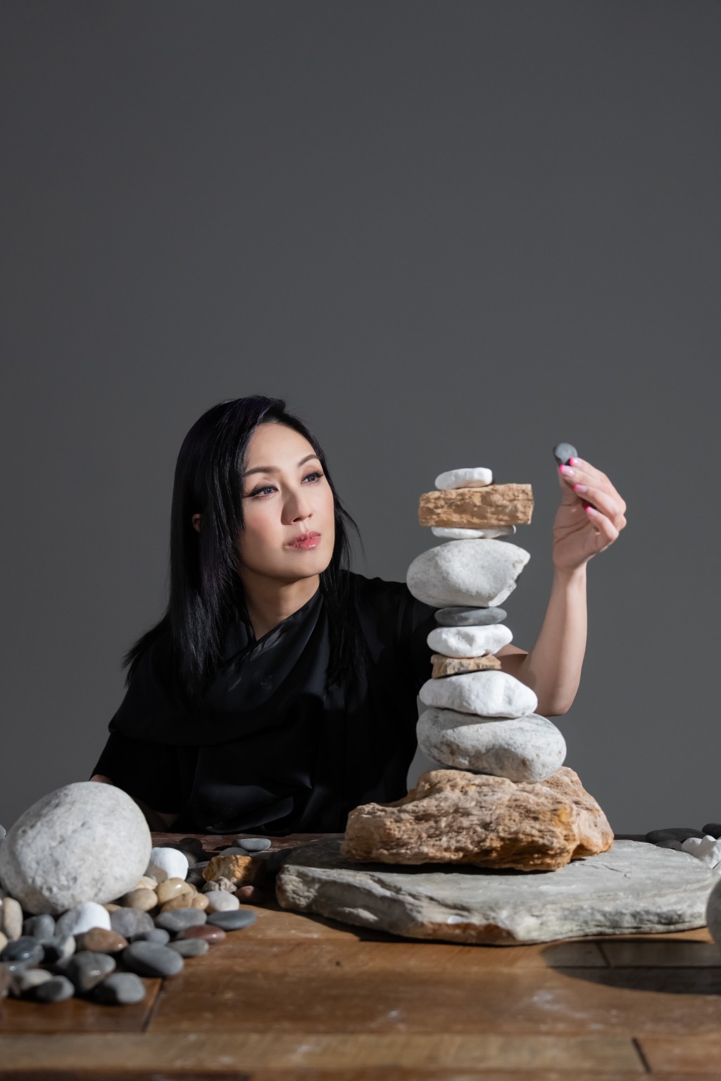 杨千嬅在新一年为乐迷送上心灵礼物︰《回归一块小石头》。