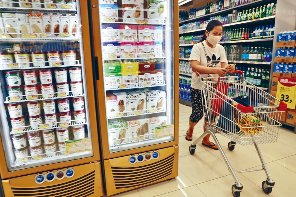 消委會指，軟雪糕及新地，並無規例規管儲存溫度。圖為超市林林總總雪糕。