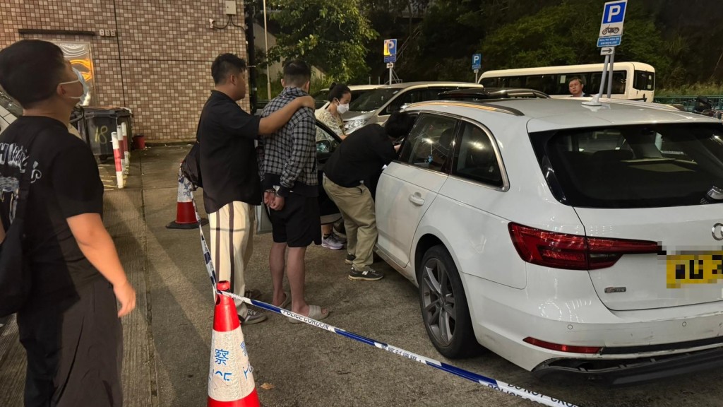 被捕男子被带署调查。 被捕男子被带署调查。