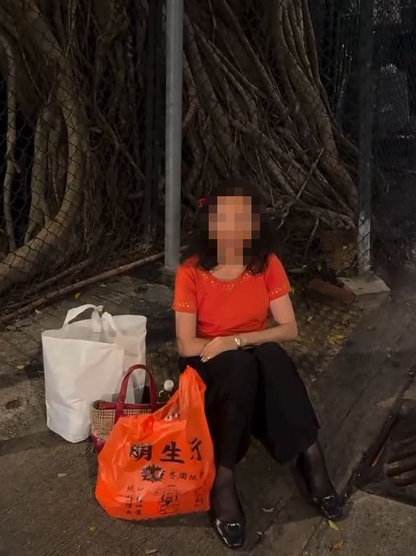 面對街坊勸阻，女士仍覺無問題。Threads：bluemantowen