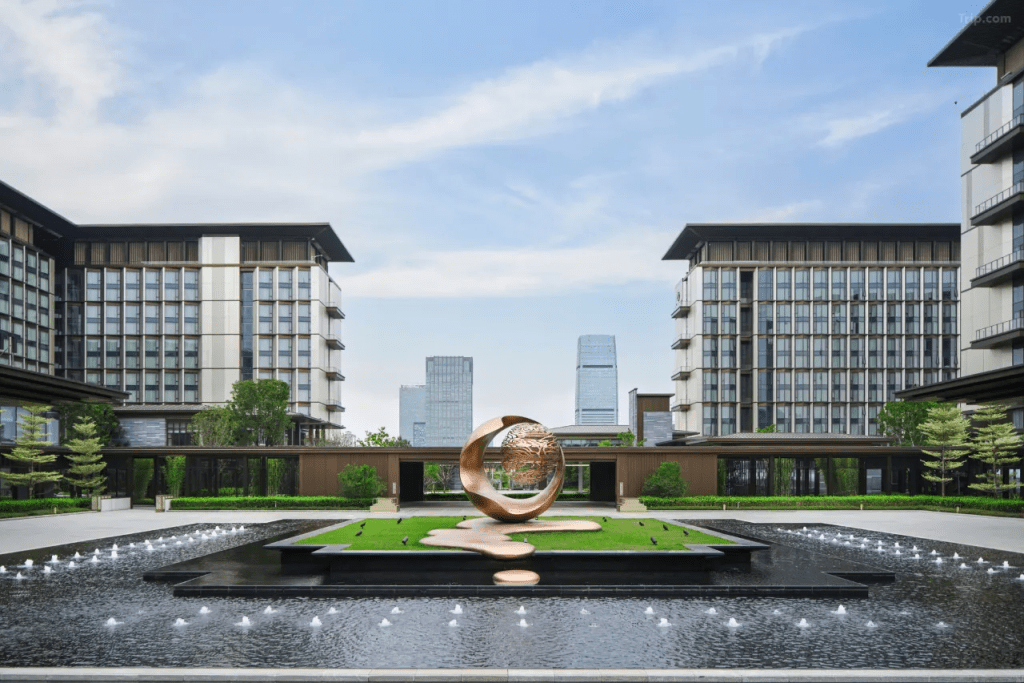 酒店坐落於白雲新城核心區域，地鐵站直達，交通方便。