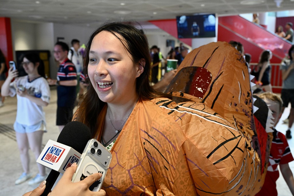 身穿充氣恐龍公仔的郭小姐稱今年現場氣氛非常好。