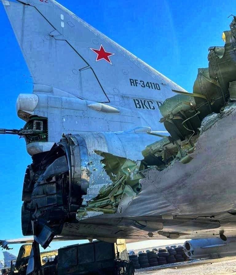 网传疑似袭击现场图，显示至少一架Tu-22M3受损。 网图
