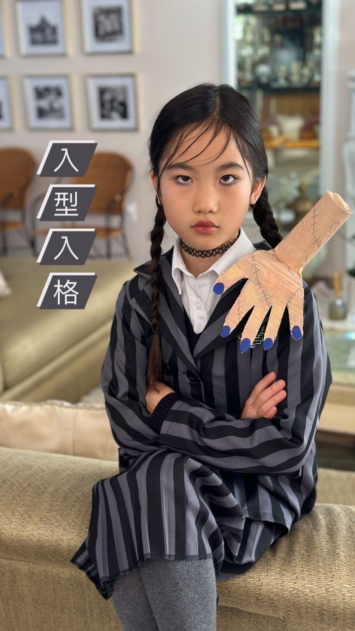 袁彩雲囡囡扮《愛登士家庭》的Wednesday，反埋白眼，好得意。