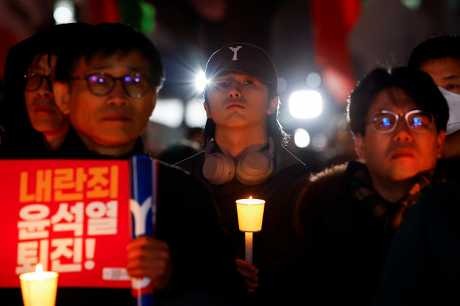 首爾民眾周三舉行燭光晚會,要求尹錫悅下台。路透社 首爾民眾周三舉行燭光晚會,要求尹錫悅下台。路透社