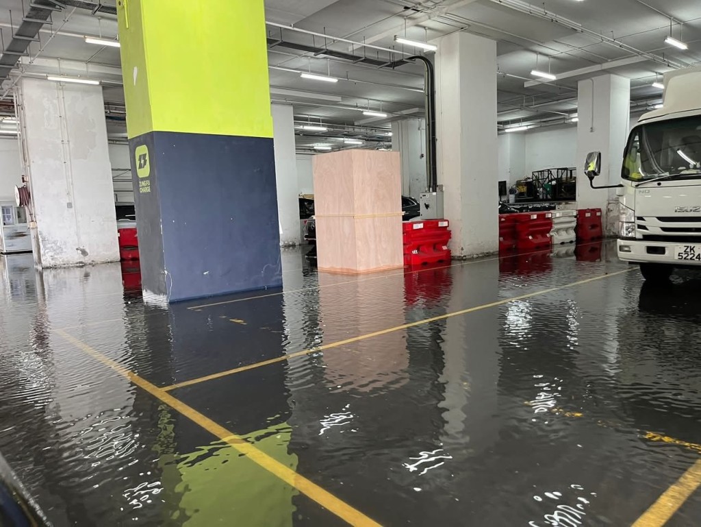 海水湧入停車場。FB：車Cam L