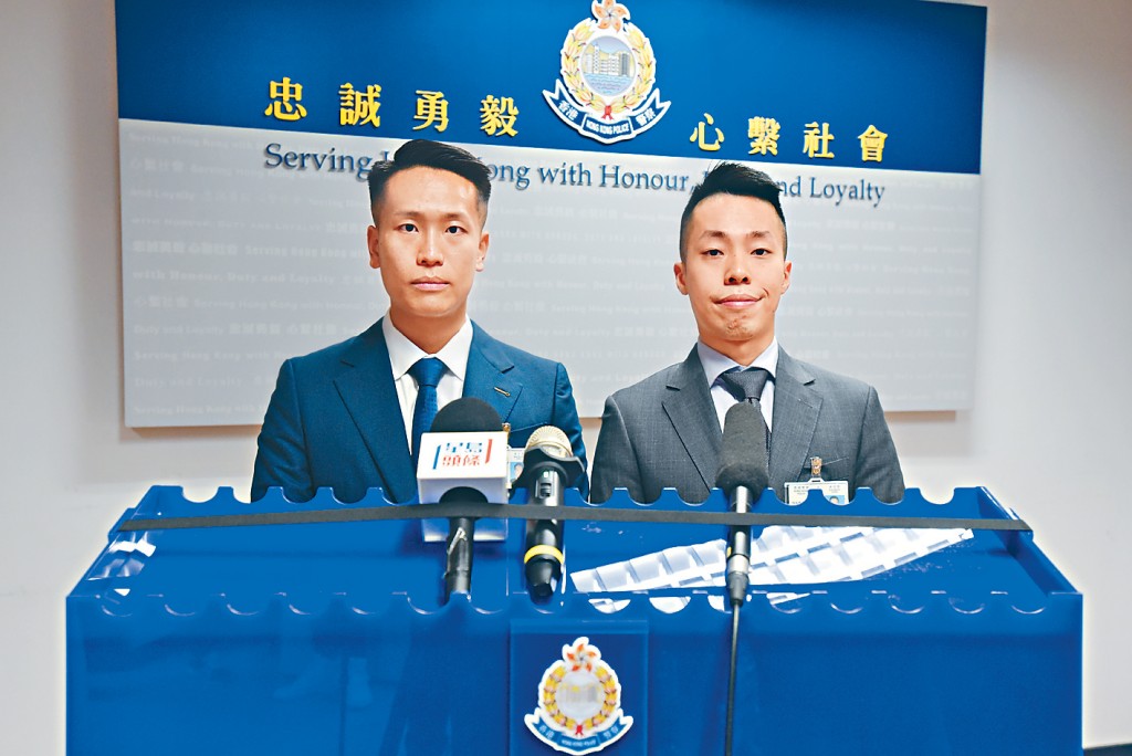 署理總督察（調查）蘇傳禮（左）及督察周嘉潤講述偵破騙案經過。 