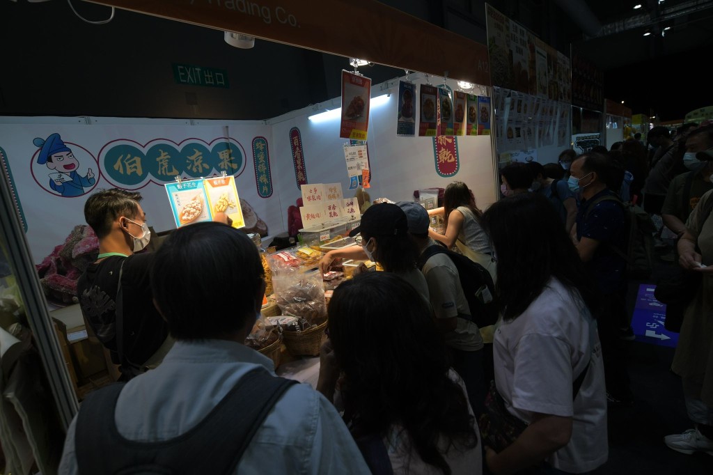 适逢中秋节兼星期六，多人专程到场购买海味、杂货等。
