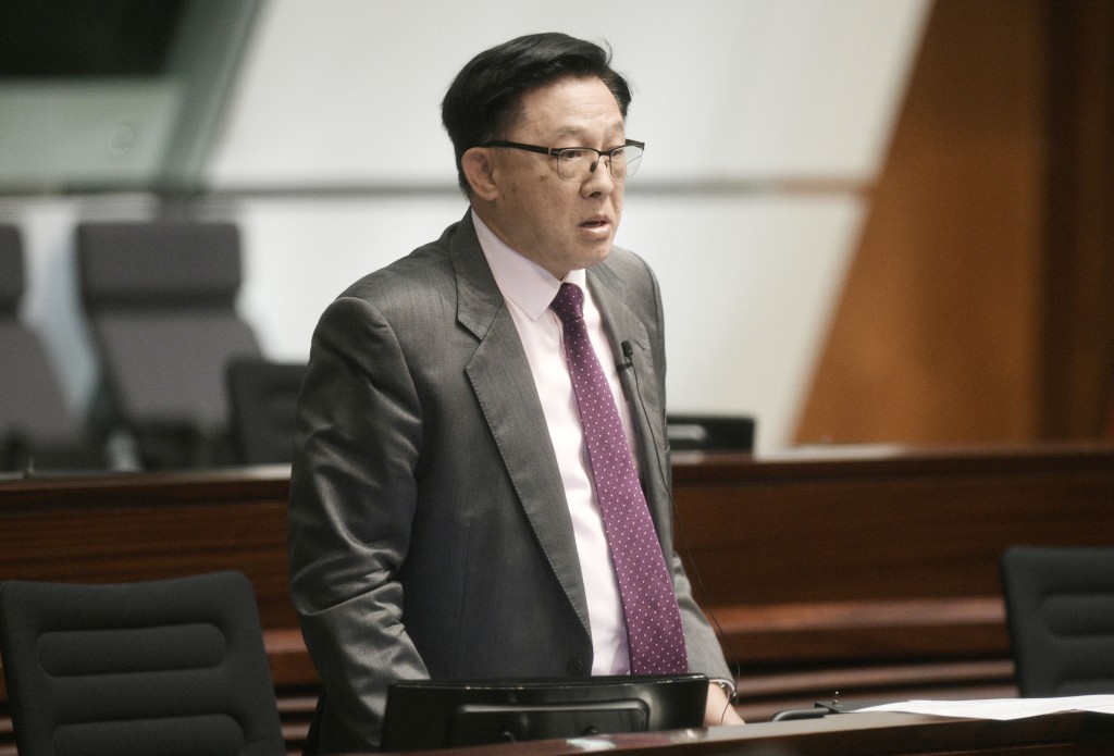 何君堯在上周辯論中表示，不滿選舉工作開支超過10億元，而當中大部分是支付予本身已有優厚薪酬及退休金的公務員。資料圖片