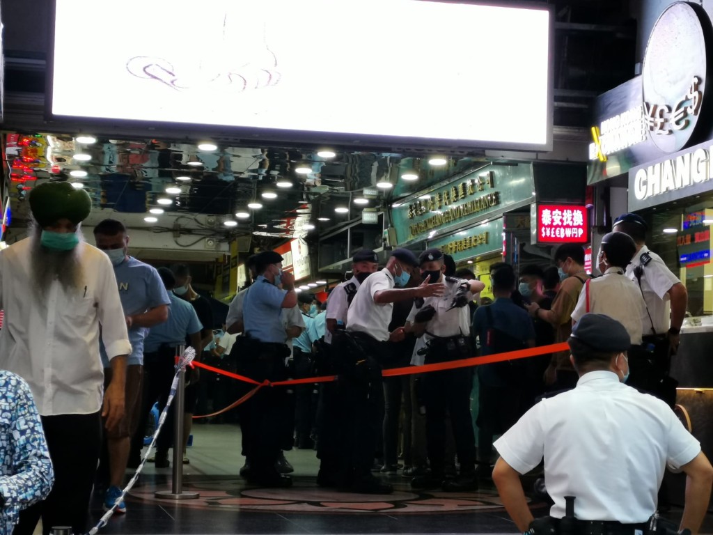 警員在重慶大廈拉起封鎖線。