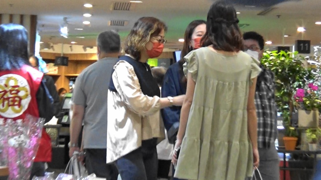 同囡囡傾傾吓,余媽媽忍唔住摸吓Jennifer個「巨肚」,恨抱孫恨到流晒口水喎。