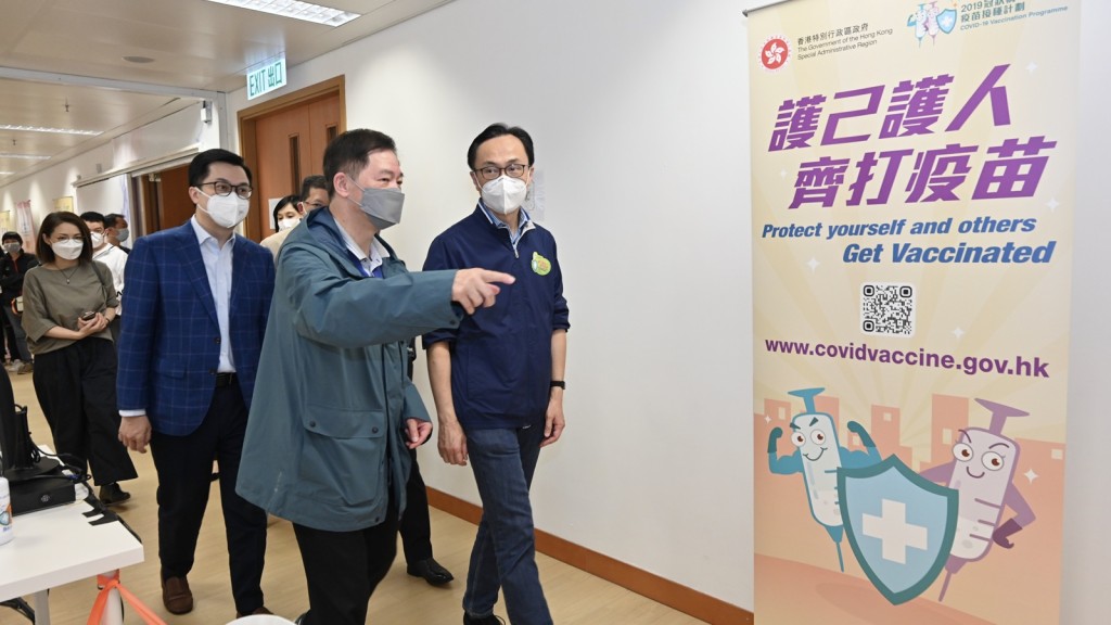 公務員事務局局長聶德權今日到觀塘視察社區疫苗接種中心和社區疫苗接種活動。政府新聞處圖片