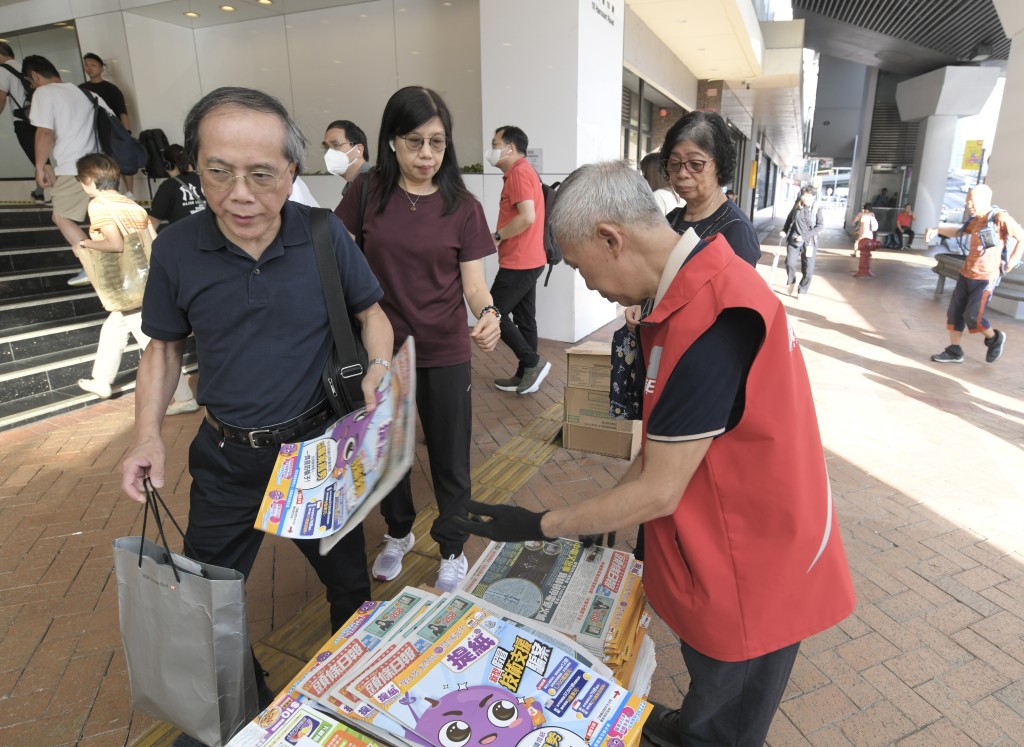 市民开心取得附送《提纸》的免费报纸。