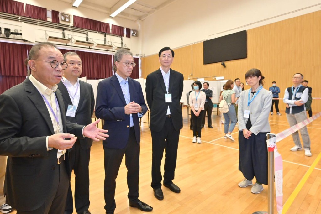 曾國衞到上水港鐵站附近的兩所學校，所設立的「鄰近邊境投票站」視察。政制及內地事務局fb