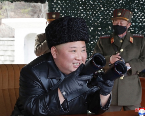 陪同的朝鮮人民軍總參謀長樸正天佩戴黑色口罩參加訓練，但金正恩並未戴口罩。AP