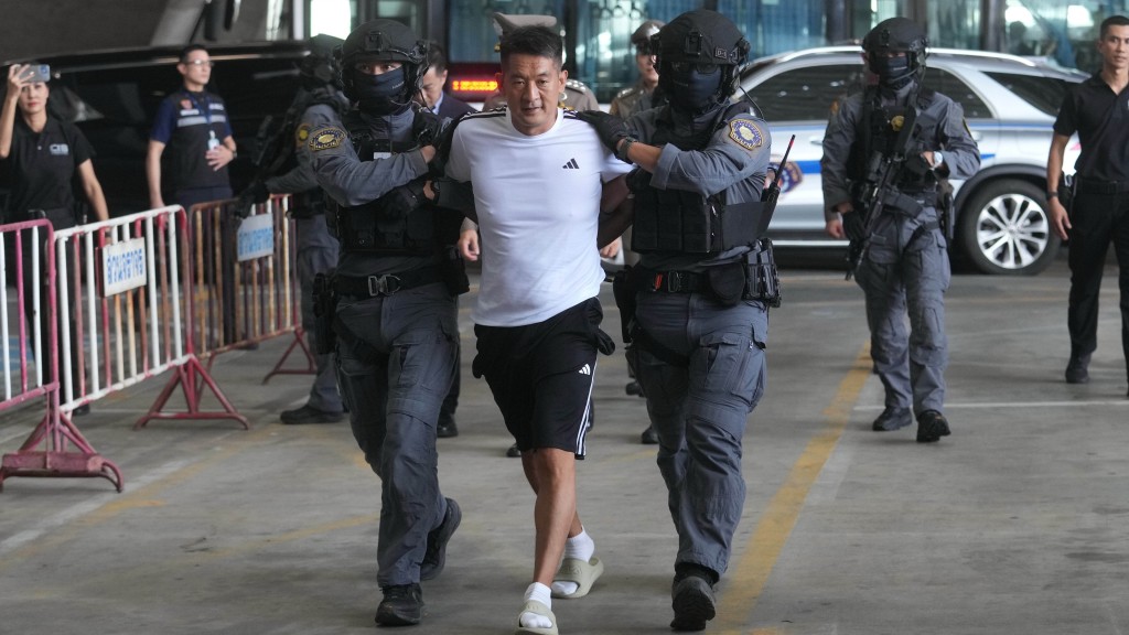 KK園區「揸fit人」佘智江被押送至曼谷機場，引渡回中國受審。 美聯社