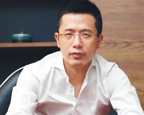 三十九歲年輕企業家周穎。