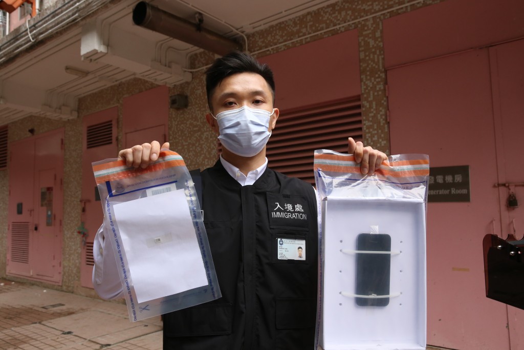 入境处在行动中检获的手机及证物。刘汉权摄
