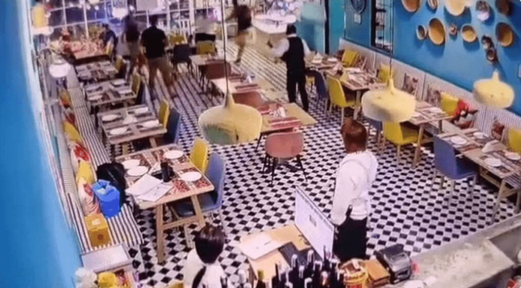 男子在毫無徵兆下突然站起,一邊奔跑大叫,一邊全力撞向餐廳的玻璃門。 男子在毫無徵兆下突然站起,一邊奔跑大叫,一邊全力撞向餐廳的玻璃門。