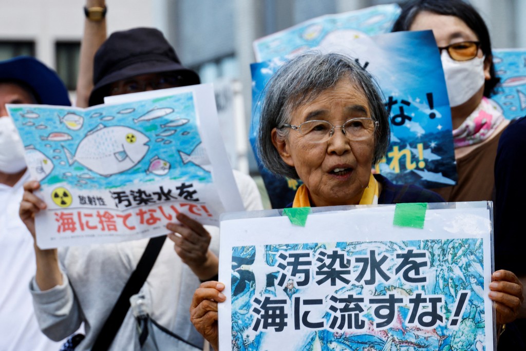 日本有民眾不滿排放核污水入海。路透社