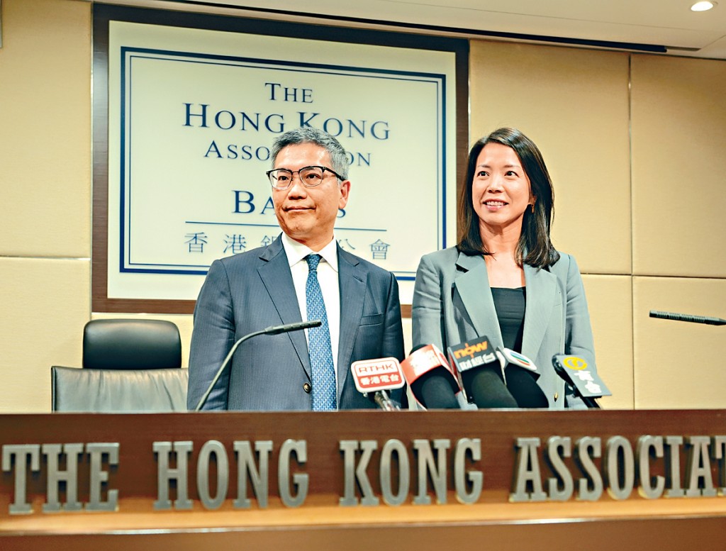 林慧虹(右)表示,信資通下周五投入服務,但市民不用急於索取信貸報告。