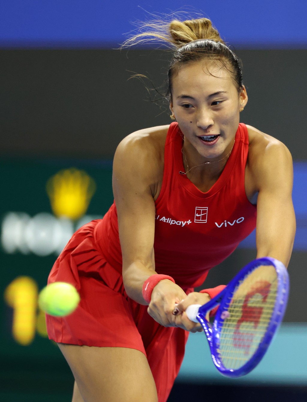 郑钦文以2:0扫走梅丹斯，强势晋级决赛。新华社