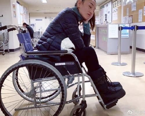 鄭希怡孖老公遊日滑雪整親腳。ig圖片
