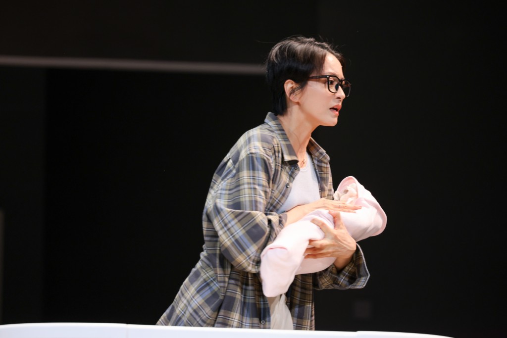 梁詠琪演繹現代女性縮影。
