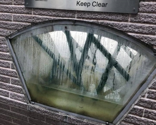 鰂魚涌居民斥矮牆中的玻璃設計失敗。網上圖片