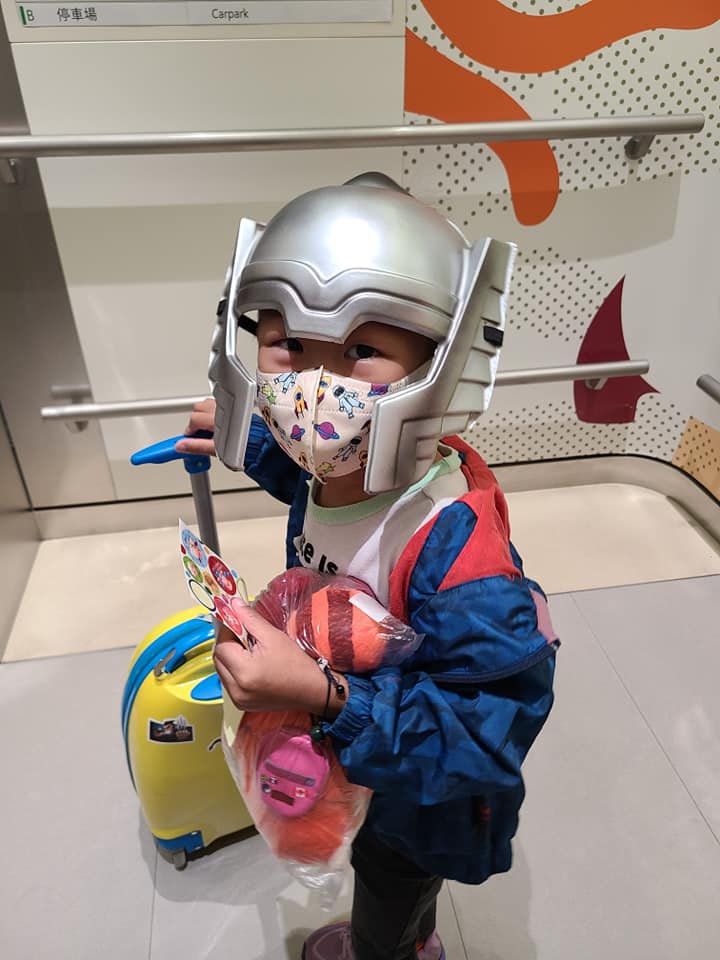小鐵漢裝扮成「雷神」入院。「小鐵漢媽媽」FB圖片