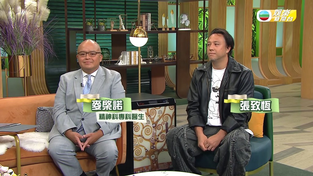 張致恒(右)近日登上《流行都市》,與精神科專科醫生麥棨諾(左)一同探討其兒子的情況。(影片截圖:《流行都市》) 張致恒(右)近日登上《流行都市》,與精神科專科醫生麥棨諾(左)一同探討其兒子的情況。(影片截圖:《流行都市》)