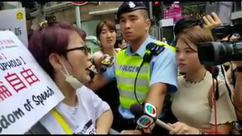 2018年8月做街访时，对于受访者以「CCTVB」贬称TVB，率性的何曼筠在镜头前翻白眼。