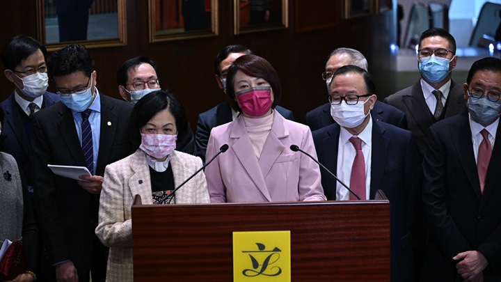廖長江(前排右二)指出席洪為民生日會的議員缺席答問大會，是以大局為重的表現。